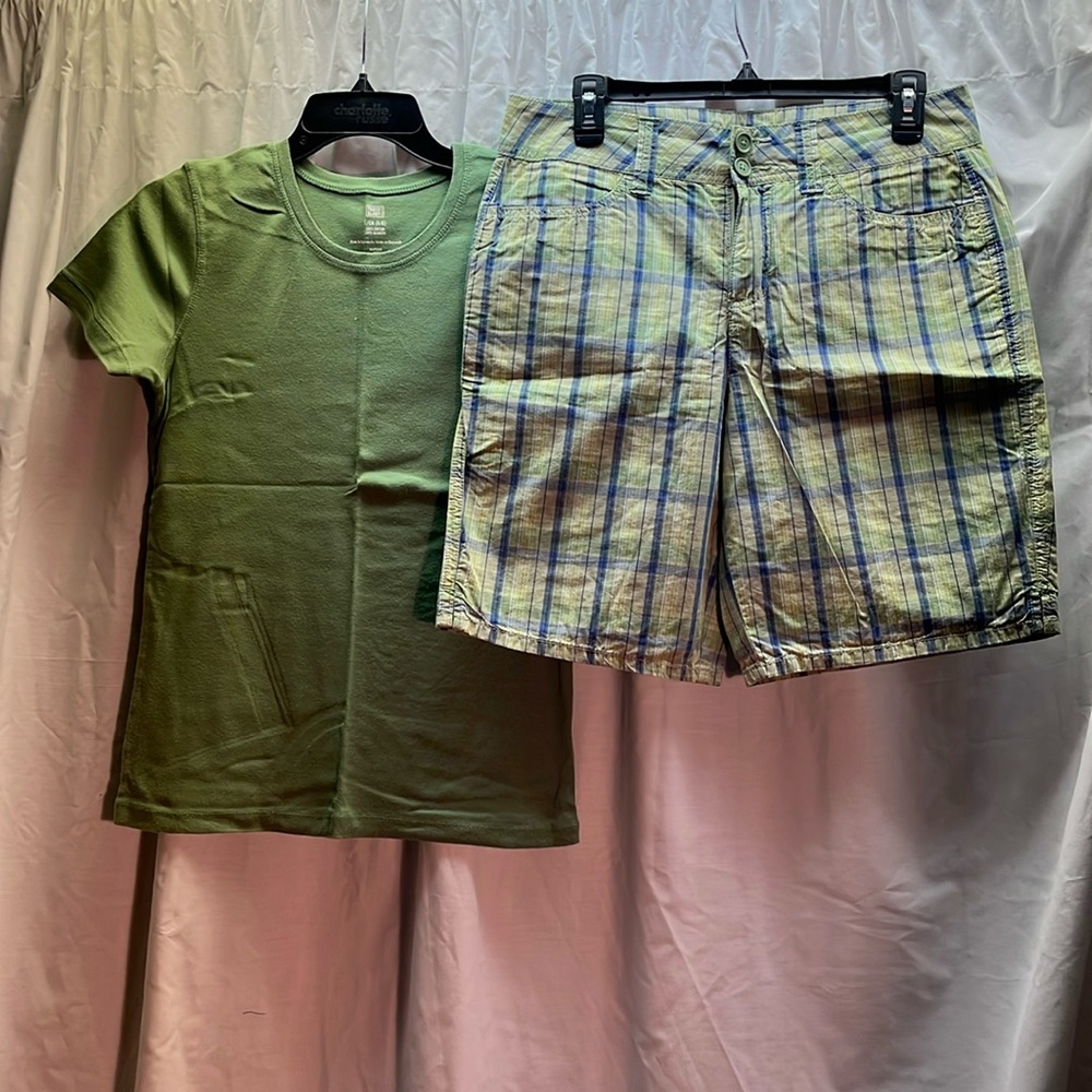 Shorts & t-shirt set
Shorts sz 6 / T sz small